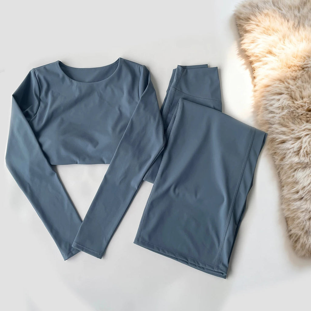 Women's long-sleeved yoga top with built-in breast pads, breathable and comfortable, suitable for gym workouts and fitness. Aurexia off