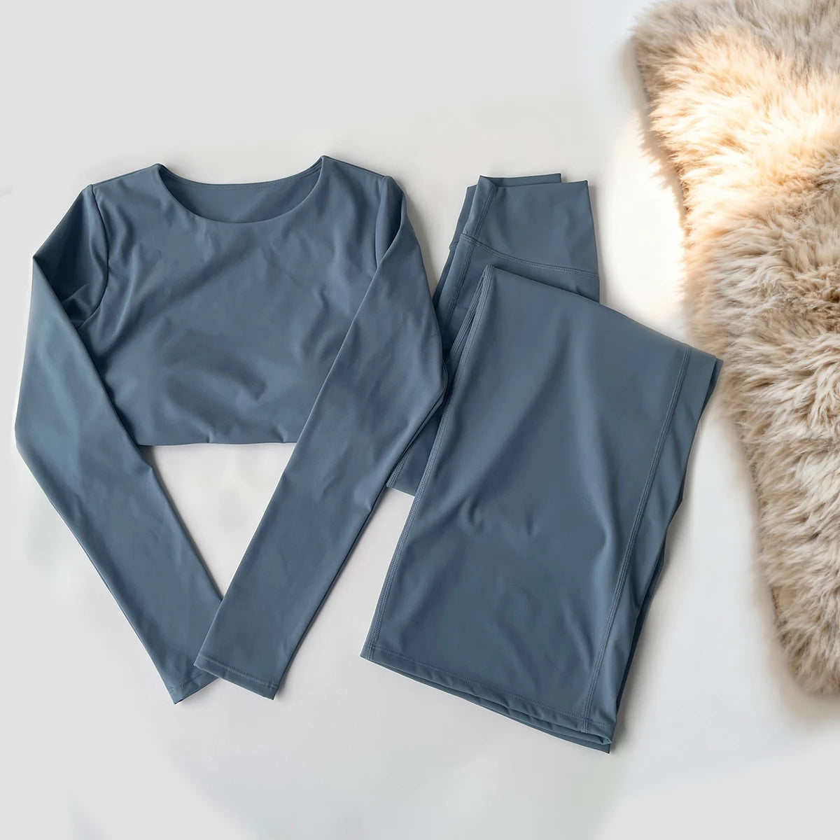Women's long-sleeved yoga top with built-in breast pads, breathable and comfortable, suitable for gym workouts and fitness. Aurexia off