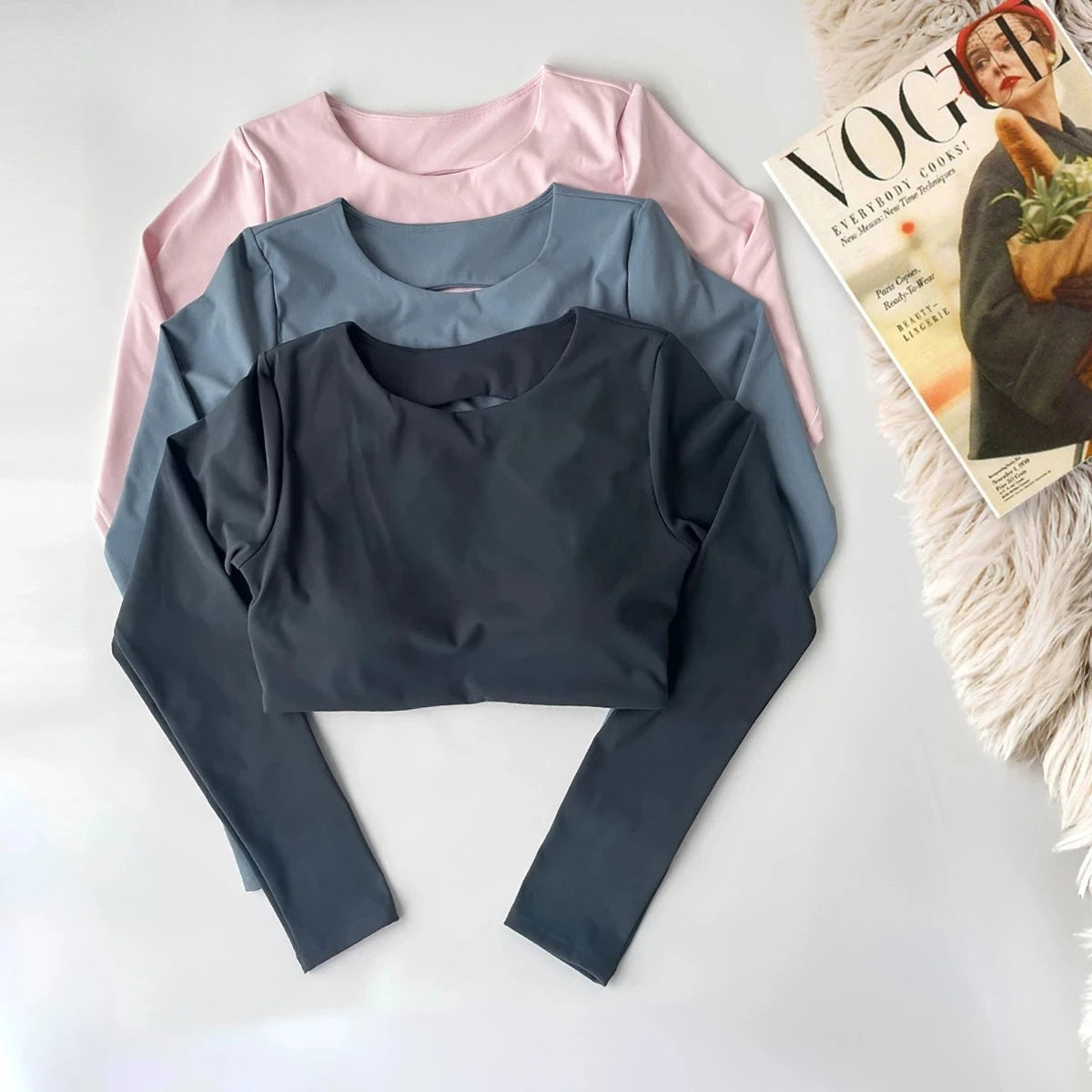 Women's long-sleeved yoga top with built-in breast pads, breathable and comfortable, suitable for gym workouts and fitness. Aurexia off